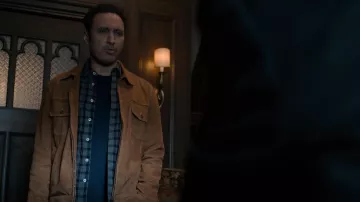 Chaqueta Quiksilver Waterman Santa Cruz usada por Ben Shakir (Aasif Mandvi) como se ve en Evil (S02E08)