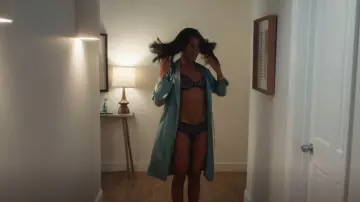 Natori Flora Girl Briefs porté par Jessie (Nneka Okafor) comme on le voit dans Everything’s Trash (S01E07)
