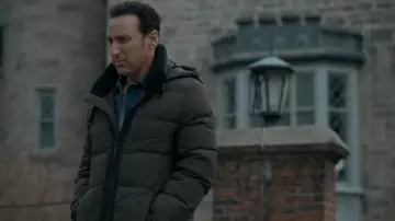 Marc New York Hubble Crinkle Puffer porté par Ben Shakir (Aasif Mandvi) vu dans Evil (S02E09)