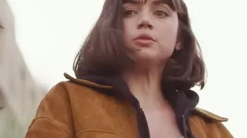 Chaqueta Bomber de ante que lleva Dani Miranda (Ana de Armas) en el vestuario de la película El hombre gris