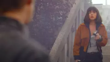 Chaqueta Bomber de ante que lleva Dani Miranda (Ana de Armas) en el vestuario de la película El hombre gris