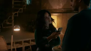 Suéter Swoosie vintage único con estampado de oveja usado por Mariana Adams Foster (Cierra Ramirez) como se ve en Good Trouble (S04E17)