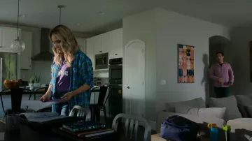 Mother The Boxy Goodie Goodie Graphic Tee usado por Davia Moss (Emma Hunton) como se ve en Good Trouble (S04E17)