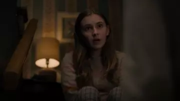 Pull Maeve Penelope porté par Lynn Bouchard (Brooklyn Shuck) vu dans Evil (S02E12)