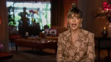 Gucci Double Breasted Cotton Blend Canvas Jacquard Blazer porté par Self (Lisa Rinna) vu dans The Real Housewives of Beverly Hills (S12E15)