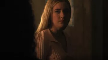 Jonathan Simkhai Suéter plisado usado por Kelly Beasley (Mallory Bechtel) como se ve en Pretty Little Liars: Original Sin (S01E09)