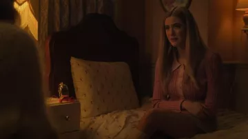 Jonathan Simkhai Elsie Cardigan usado por Kelly Beasley (Mallory Bechtel) como se ve en Pretty Little Liars: Original Sin (S01E08)