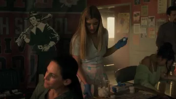 Minifalda plisada BP en camuflaje pintado de azul rosa usado por Kelly Beasley (Mallory Bechtel) como se ve en Pretty Little Liars: Original Sin (S01E08)