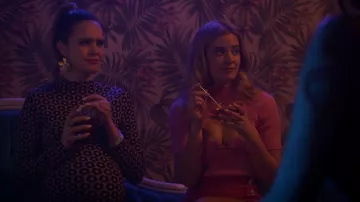 Camiseta estampada Mango Retro usada por Imogen Adams (Bailee Madison) como se ve en Pretty Little Liars: Original Sin (S01E08)