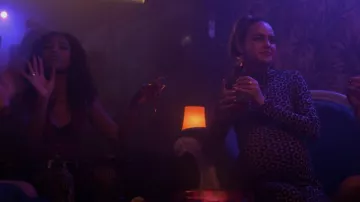 Pantalones de estampado Retro mango usados por Imogen Adams (Bailee Madison) como se ve en Pretty Little Liars: Original Sin (S01E08)