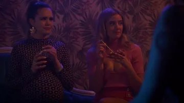 Fleur du Mal Heart Cutout Knit Top usado por Kelly Beasley (Mallory Bechtel) como se ve en Pretty Little Liars: Original Sin (S01E08)