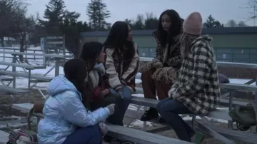 Vérifiez le manteau de laine Boucle en beige et marron porté par Imogen Adams (Bailee Madison) comme on le voit dans Pretty Little Liars: Original Sin (S01E08)