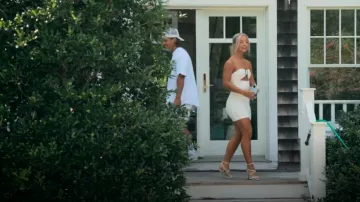Pretty Little Things Cream Crinkle Tortoiseshell Buckle Detail Dress usado por Emelye Ender como se ve en Forever Summer: Hamptons (S01E06)