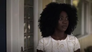 Forever 21 Marble Print Cropped Tee porté par Elise (Raven Scott) comme on le voit dans American Horror Stories (S02E05)