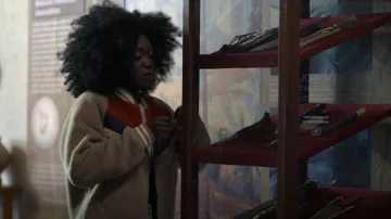 Perfect Moment Chevron Fleece Jacket porté par Elise (Raven Scott) comme on le voit dans American Horror Stories (S02E05)