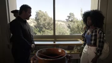 H&M Cotton Crop Shirt porté par Elise (Raven Scott) comme on le voit dans American Horror Stories (S02E05)