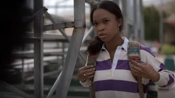 Rebecca Minkoff Gwen Rugby Shirt porté par Bianca (Quvenzhané Wallis) comme on le voit dans American Horror Stories (S02E05)