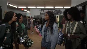 Robe ajustée H&M portée par Lena Lawrence (Kyanna Simone Simpson) vue dans American Horror Stories (S02E05)