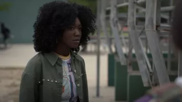 Forever 21 Retravaillé Boston Graphic Crop Top porté par Elise (Raven Scott) comme on le voit dans American Horror Stories (S02E05)