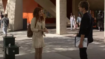 Theory Casual Moto Jacket usado por Fay (Britt Lower) como se ve en American Horror Stories (S02E06)