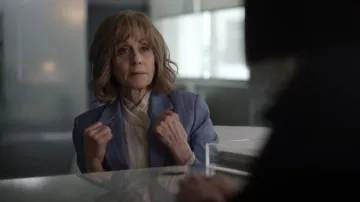 Sandro Huguita Blazer porté par Virginia Mallow (Judith Light) vu dans American Horror Stories (S02E06)