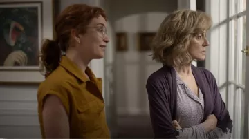 Natori Luxe Shangri-La Knit Robe usada por Virginia Mallow (Judith Light) como se ve en American Horror Stories (S02E06)