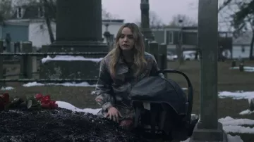 Cinq un abrigo de Sandra de Sept usado por Imogen Adams (Bailee Madison) como se ve en Pretty Little Liars: Original Sin (S01E10)