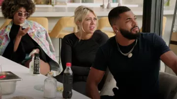 Shein Solid Crisscross Tied Backless Crop Tee usado por Bethan Kershaw como se ve en All Star Shore (S01E10)