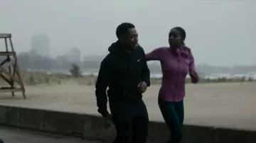 Nike Solo Swoosh Fleece Hoodie porté par Emmett Washington (Jacob Latimore) vu dans The Chi (S05E09)