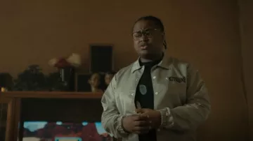 Veste Maison Kitsuné NBA Coach portée par Shamon Brown Jr. comme on le voit dans The Chi (S05E09)