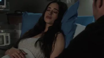 Pull Express Cable Knit Cami porté par Liz Ortecho (Jeanine Mason) vu à Roswell, Nouveau-Mexique (S04E11)