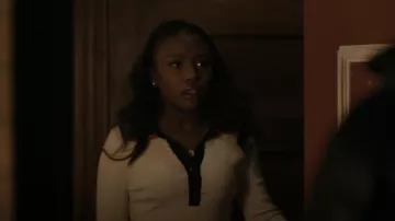 Alice + Olivia Pia Pull Polo En laine côtelée porté par Judae’a comme on le voit dans The Chi (S05E09)