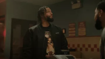 Veste Avirex Bomber Black/Orange portée par Michael Island comme on le voit dans The Chi (S05E09)