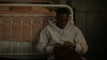 Sweat à capuche Supreme 2019 Wrist Logo porté par Kevin Williams (Alex R. Hibbert) vu dans The Chi (S05E09)