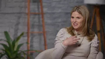 Sweat-shirt Zara Soft Feel Balloon Shoulder porté par Jenna Bush Hager vu dans Today le 29 août 2022