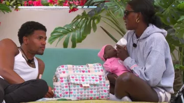 Pijama Shein Cloud usado por Zeta Morrison como se ve en Love Island (S04E34)