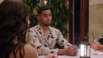 Chemise H&M Slim Viscose portée par Pedro Jimeno comme on le voit dans The Family Chantel (S04E11)