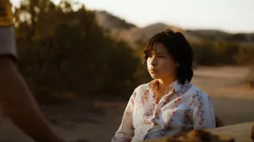 Vintagemb60 Shirt Sheer Cotton Blouse porté par Sally (Elva Guerra) comme vu dans Dark Winds (S01E02)
