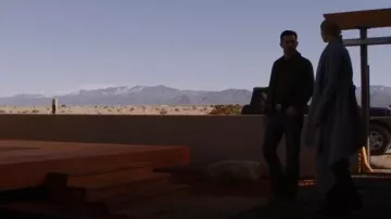 Norma Kamali Abrigo de manta desigual usado por Isobel Evans (Lily Cowles) como se ve en Roswell, Nuevo México (S04E12)