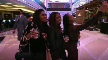 Moschino Dollar Sign Chain Embellished Crepe Jacket usado por Contessa Metcalfe como se ve en Married to Medicine (S09E06)