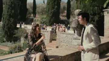 La veste de costume blanche portée par Greg Hirsch (Nicholas Braun) dans la série Succession (Saison 3 Episode 9)