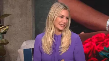 Valentino Tie-neck soie Georgette Blouse porté par Morgan Stewart comme vu dans E! News Daily Pop le 30 août 2022