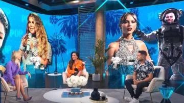 Amina Muaddi Begum Glass Slingback Pump portée par Morgan Stewart comme on le voit dans E! News Daily Pop le 30 août 2022