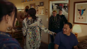 Lola Monroe Boutique Starlite Hooded Cardigan Duster Aztec Print porté par Elva Guerra comme vu dans Reservation Dogs (S02E04)