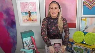 Cinq a Sept Ruched Floral-print Stretch-mesh Turtleneck Top usado por como se ve en Extra el 30 de agosto de 2022