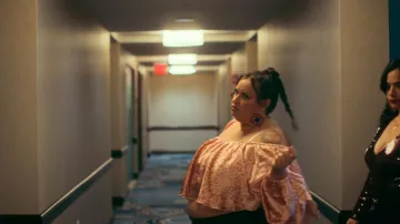 Asos Design Curve Off Shoulder Ruffle Crop Top usado por Bev (Jana Schmieding) como se ve en Reservation Dogs (S02E05)