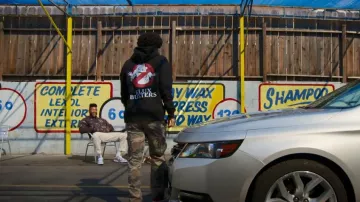 Wckdthoughts Klux Busters Sudadera con capucha usada por P'Jae Compton como se ve en Sweet Life: Los Angeles (S02E05)