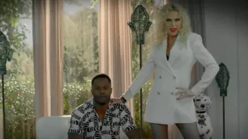 Robe Blazer Rotate Fonda portée par Alexis Carrington (Elaine Hendrix) comme on le voit dans Dynasty (S04E01)