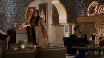 Chanel Vintage Brown Tweed Coat porté par Cristal Carrington (Daniella Alonso) vu dans Dynasty (S04E01)
