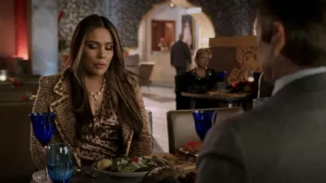 Kenneth Jay Lane Crystal Y Drop Necklace porté par Cristal Carrington (Daniella Alonso) vu dans Dynasty (S04E01)